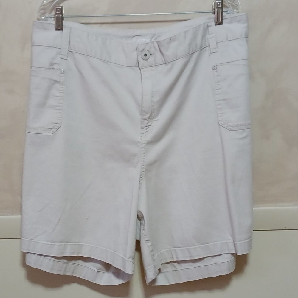 LANE BRYANT SHORTS SIZE 28